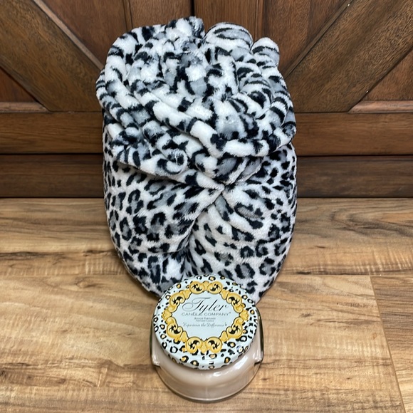 Tyler Candle Co Bougie Perfume Fragrance and Leopard Print Throw Blanket Set. - Picture 7 of 7